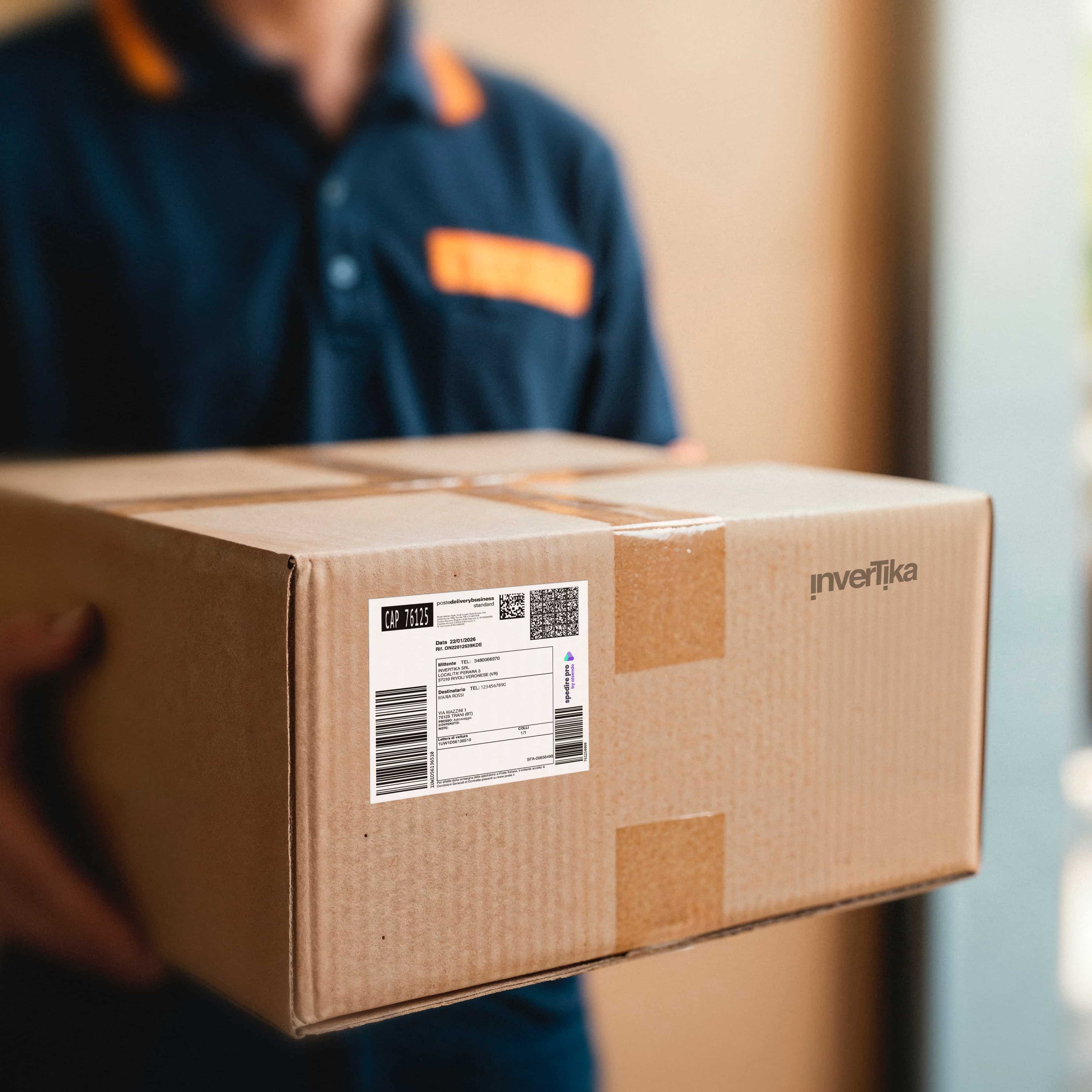 persona consegna pacco